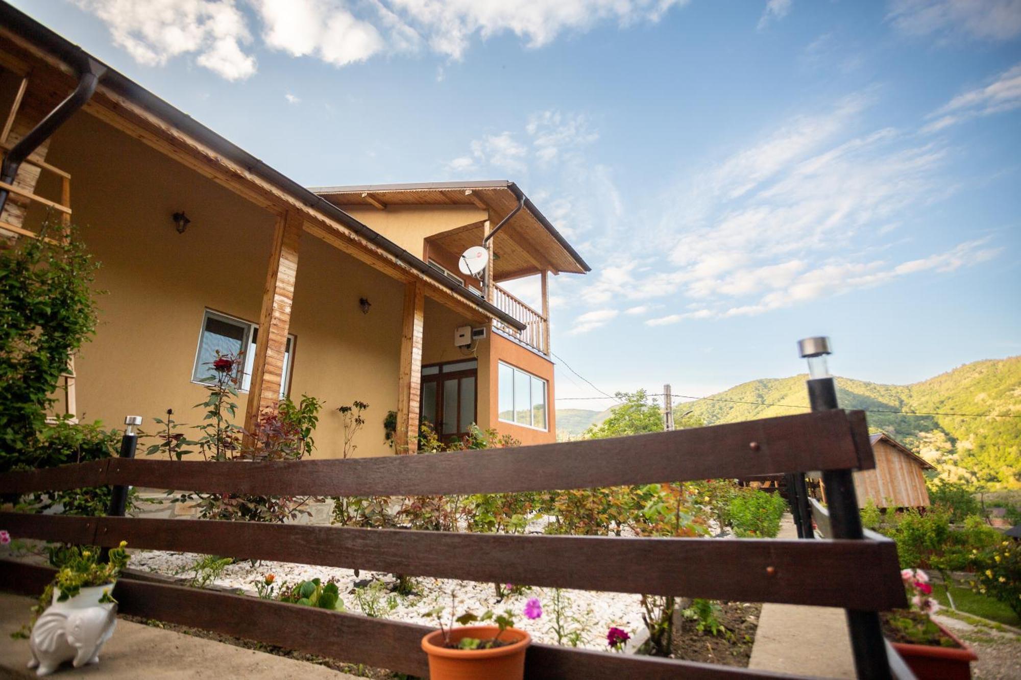 Casa Rumelia Paltineni ภายนอก รูปภาพ