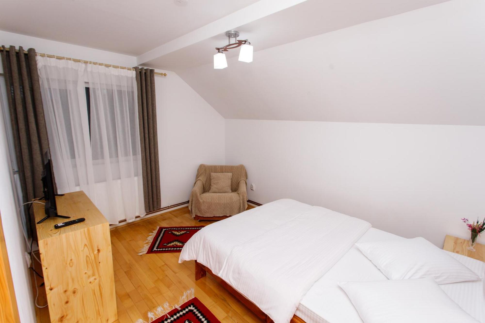Casa Rumelia Paltineni ภายนอก รูปภาพ